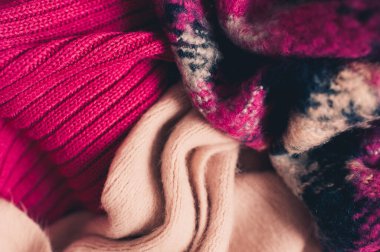 Pembe örülü süveterler üst manzarayı kapatır. Kış mevsimi konsepti. Seçici odak. 