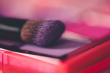 Fırçayla yakın plan mor göz farı. Makyaj ürünü. Seçici odak.