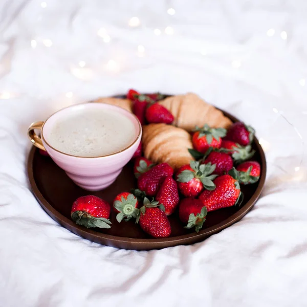 在床上的木制托盘上享用早餐 草莓加一杯咖啡 早上好 — 图库照片