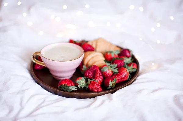 一杯咖啡与新鲜草莓和蛋糕在床上 早上好早餐 — 图库照片