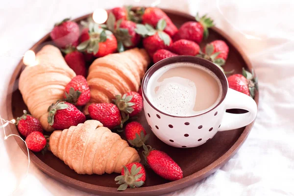 有咖啡和草莓蛋糕特写的美味早餐 健康饮食 — 图库照片