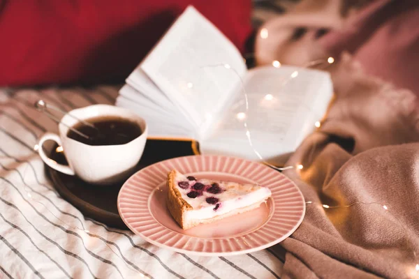 Petit Déjeuner Savoureux Avec Tasse Thé Gâteau Gros Plan Bonjour — Photo