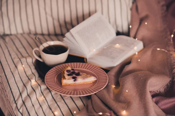 オープンブック 紅茶のカップとバックグラウンドで輝く照明の上に閉じ込められた木製のトレイ上のおいしいフルーツケーキ おはようございます朝食の時間 — ストック写真