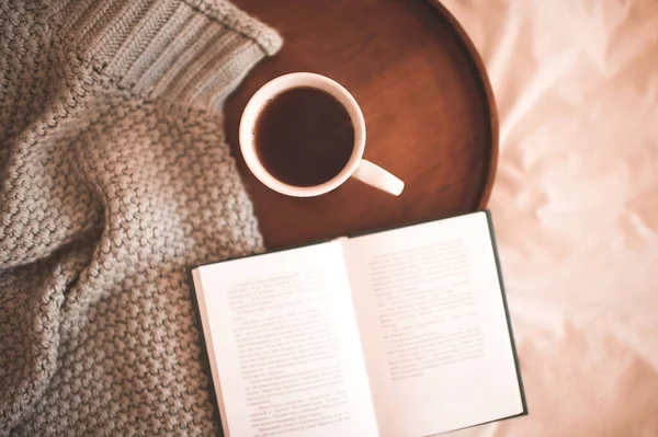 Tasse Fraîche Thé Balck Avec Livre Ouvert Vêtements Tricotés Gros — Photo