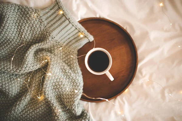 Taza Café Caliente Bandeja Madera Con Suéter Punto Sobre Las — Foto de Stock