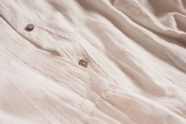 Yakından düğmeli beyaz keten elbise. Seçici odak. 