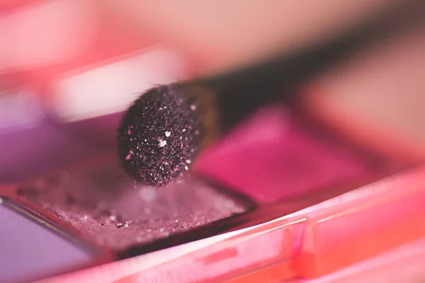 Maquillaje Cepillo Con Brillo Sombra Ojos Color Rosa Primer Plano —  Fotos de Stock