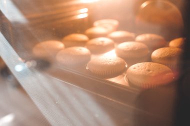 Fırında taze kek var. Yakın plan.. 