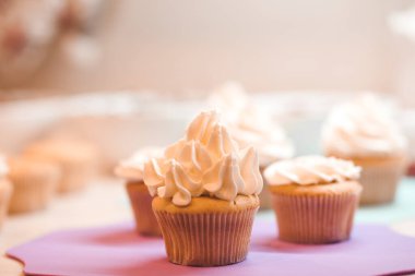 Mutfak masasında krem peynirli kek.. 