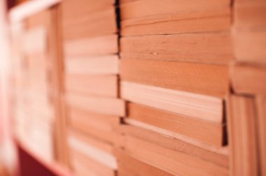 Kitaplığın üzerine istiflenmiş kitaplar. Yakın plan. Seçici odak. 