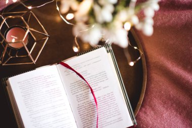 Mum ve çiçeklerle kapağı açın ve tepsiye yakın durun. Üst Manzara. Günaydın..