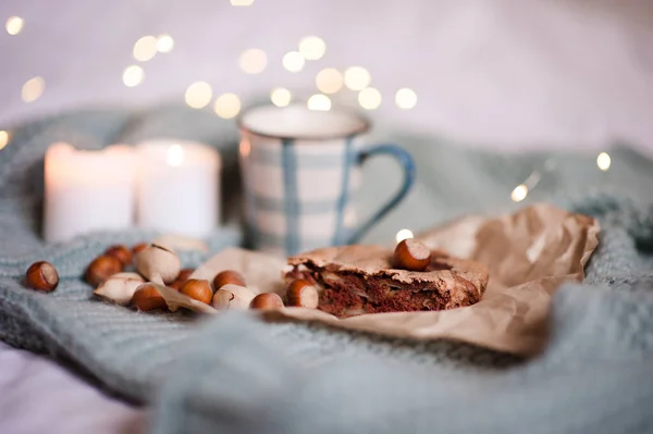 Torta Chocolate Saborosa Fresca Com Nozes Velas Acesas Xícara Café — Fotografia de Stock