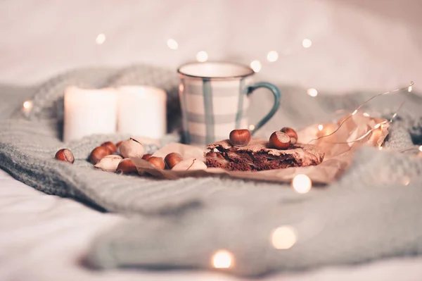 巧克力焦糖派 坚果和一杯茶 与燃烧的蜡烛关闭 早上好在床上吃早餐很好吃 — 图库照片