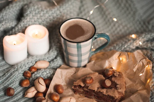 美味的早餐 一杯热咖啡 巧克力沙律派和坚果在燃烧的烛光背景下关闭 早上好秋季季节 — 图库照片