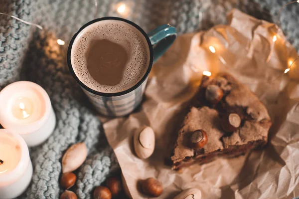 一大杯咖啡 配上巧克力沙拉派和坚果 再在床上点着蜡烛 盖上特写特写 秋天的季节 早上好早餐 静谧的生活 — 图库照片