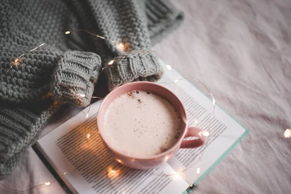 Bonita Caneca Café Com Luzes Natal Livro Aberto Com Suéter — Fotografia de Stock