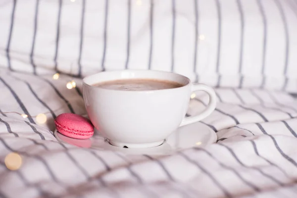 Taza Café Con Galleta Macaron Cama Con Luces —  Fotos de Stock