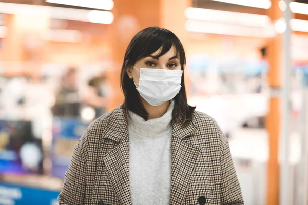 Mujer Asiática Con Máscara Médica Caminando Centro Comercial Solo Interior Fotos de stock