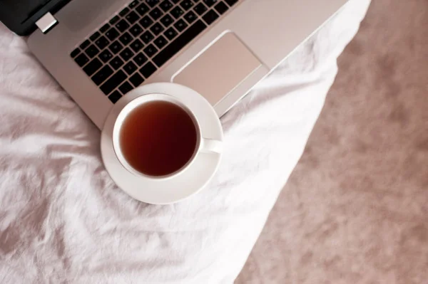 Taza Negro Portátil Primer Plano Cama Buenos Días Trabajando Casa — Foto de Stock