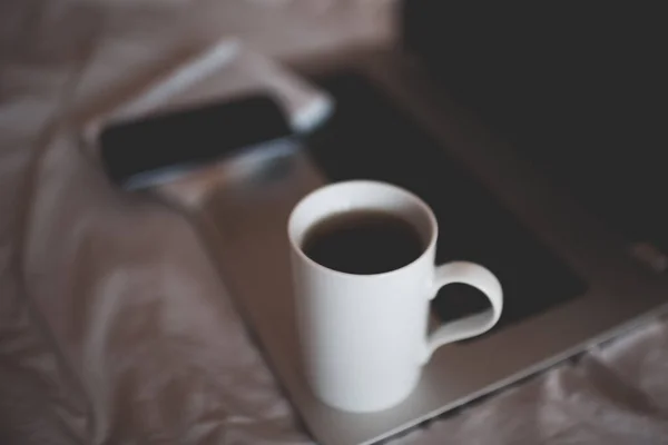 Una Taza Café Computadora Con Teléfono Cama Cerca Quédate Casa — Foto de Stock