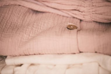 Modern tekstil yığını odada. Bahar kadın kıyafetleri. Modaya uygun.. 