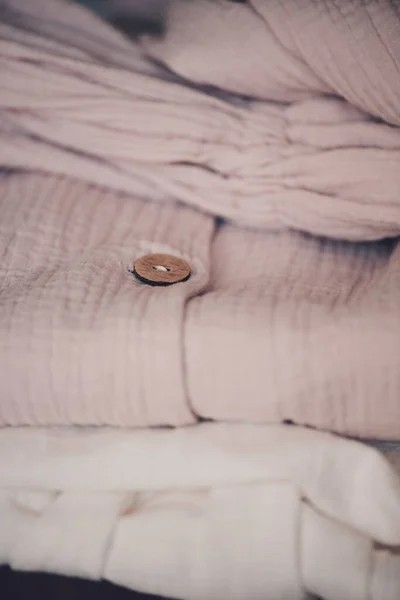 Odada Bir Yığın Tekstil Var Bahar Kadın Kıyafetleri Modaya Uygun — Stok fotoğraf