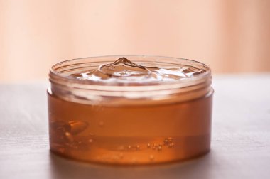 Plastik kutuda jöle kremi ve aloe vera yakın plan. Cilt bakımı. Kozmetoloji. Kore kozmetik ürünleri. Sağlıklı yaşam tarzı. 