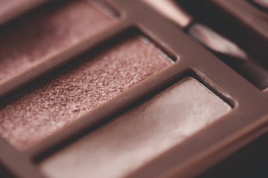 Gül sarısı simli göz farı paleti yakın plan. Güzellik ürünleri. Seçici odak. 