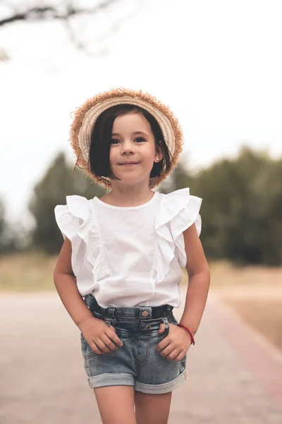 Sorridente Ragazza Alla Moda Bambino Anni Indossa Cappello Paglia Top — Foto Stock
