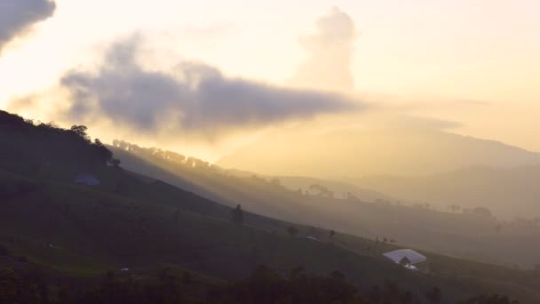 Les rayons du soleil brillent derrière un nuage — Video