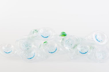 Beyaz arka plan üzerinde plastik şişe geri dönüşümlü çöp