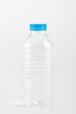 Beyaz arka plan üzerinde plastik şişe geri dönüşümlü çöp