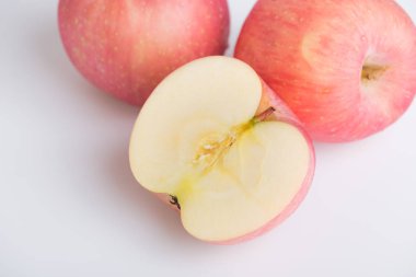 Beyaz arkaplanda taze kırmızı elmalar