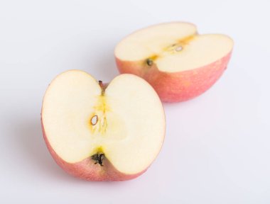 Beyaz arkaplanda taze kırmızı elmalar