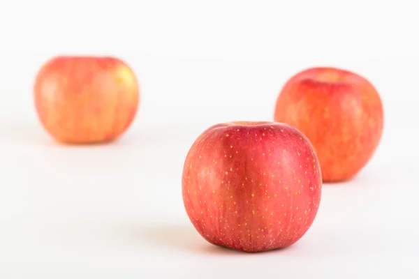 Frische rote Äpfel auf weißem Hintergrund — Stockfoto