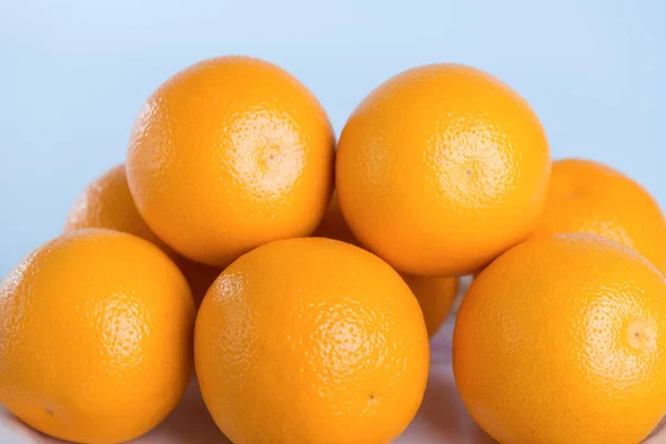 Laranja fresca sobre fundo branco — Fotografia de Stock