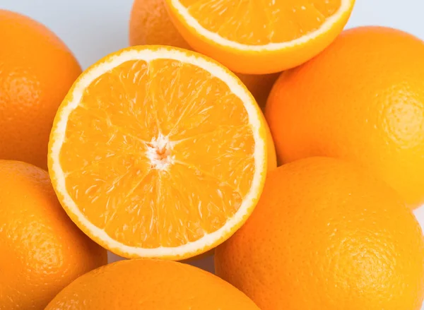 Laranja fresca e cortada ao meio no fundo branco — Fotografia de Stock