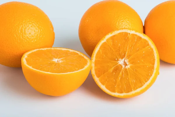 Laranja fresca e cortada ao meio no fundo branco — Fotografia de Stock