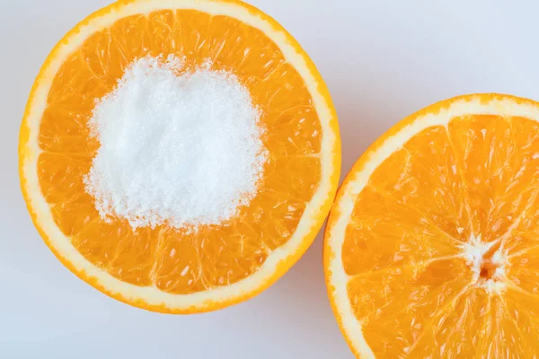 Fruta de laranja fatia redonda com sal no fundo branco — Fotografia de Stock