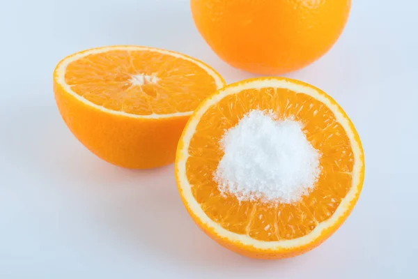 Fruta de laranja fatia redonda com sal no fundo branco — Fotografia de Stock