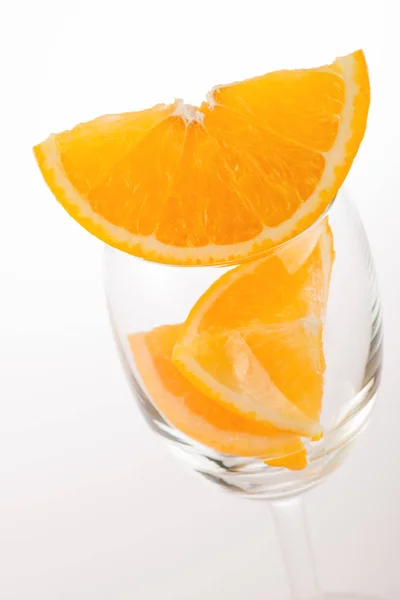 Arancione fresco in vetro su sfondo bianco — Foto Stock