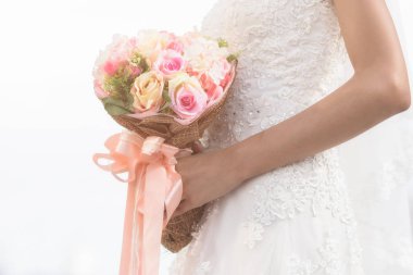 Düğün buket çiçek gelinin elinde