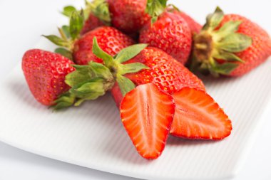 plaka beyaz zemin üzerine taze çilek