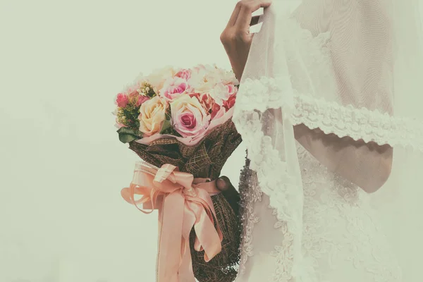 Buquê de casamento retro com a flor nas mãos da noiva — Fotografia de Stock