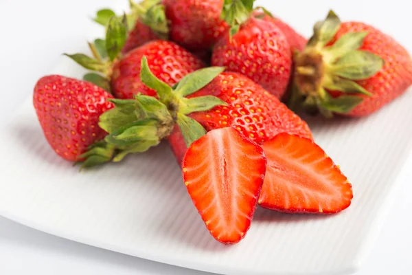 plaka beyaz zemin üzerine taze çilek