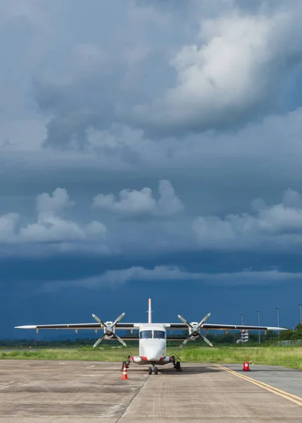 Prywatny samolot na lotnisku w pochmurny dzień — Zdjęcie stockowe