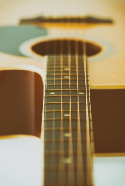 Akustik gitar Köprüsü ve seçici odak dizelerle