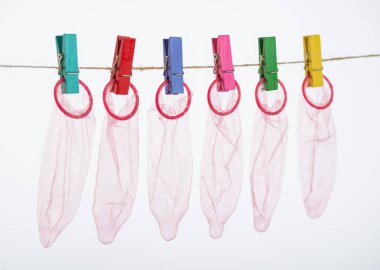 Beyaz arka plan üzerinde unrolled lateks prezervatif