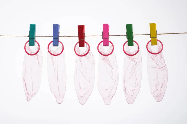 흰색 바탕에 풀린된 라텍스 콘돔 — 스톡 사진