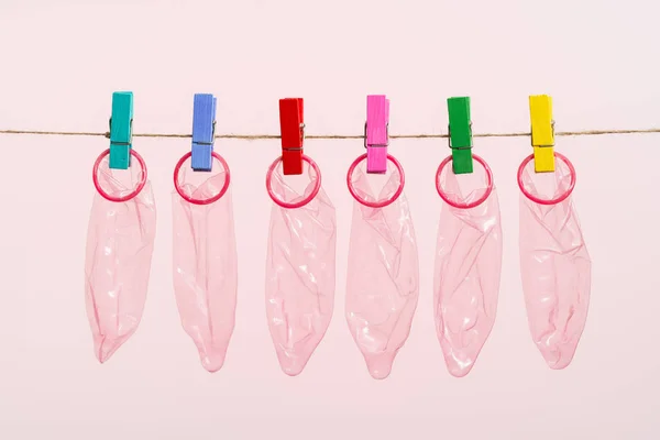 흰색 바탕에 풀린된 라텍스 콘돔 — 스톡 사진
